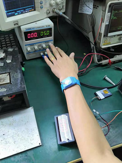 戴上静电手环，将电源电压设在5V。
