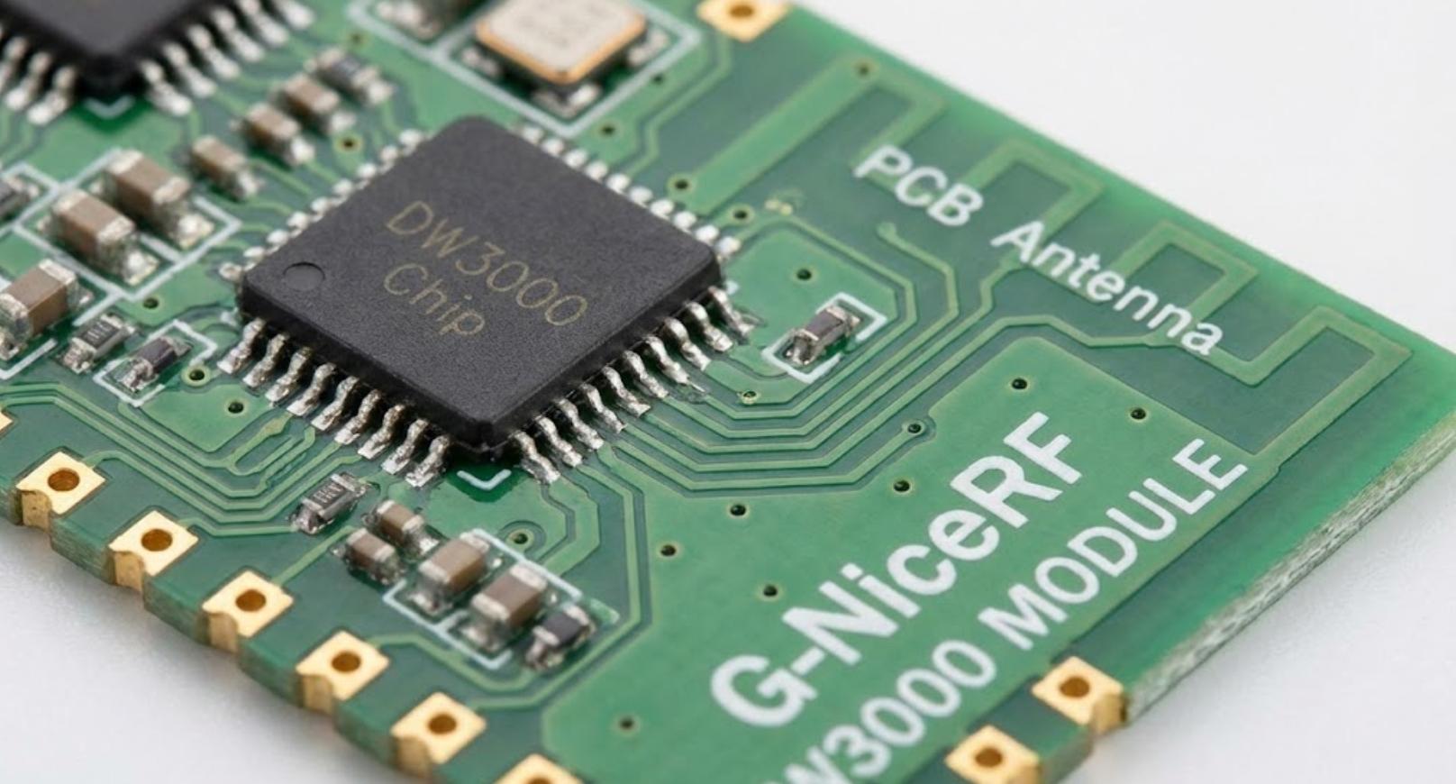 思为无线 DW3000 UWB 模块和天线的微距拍摄