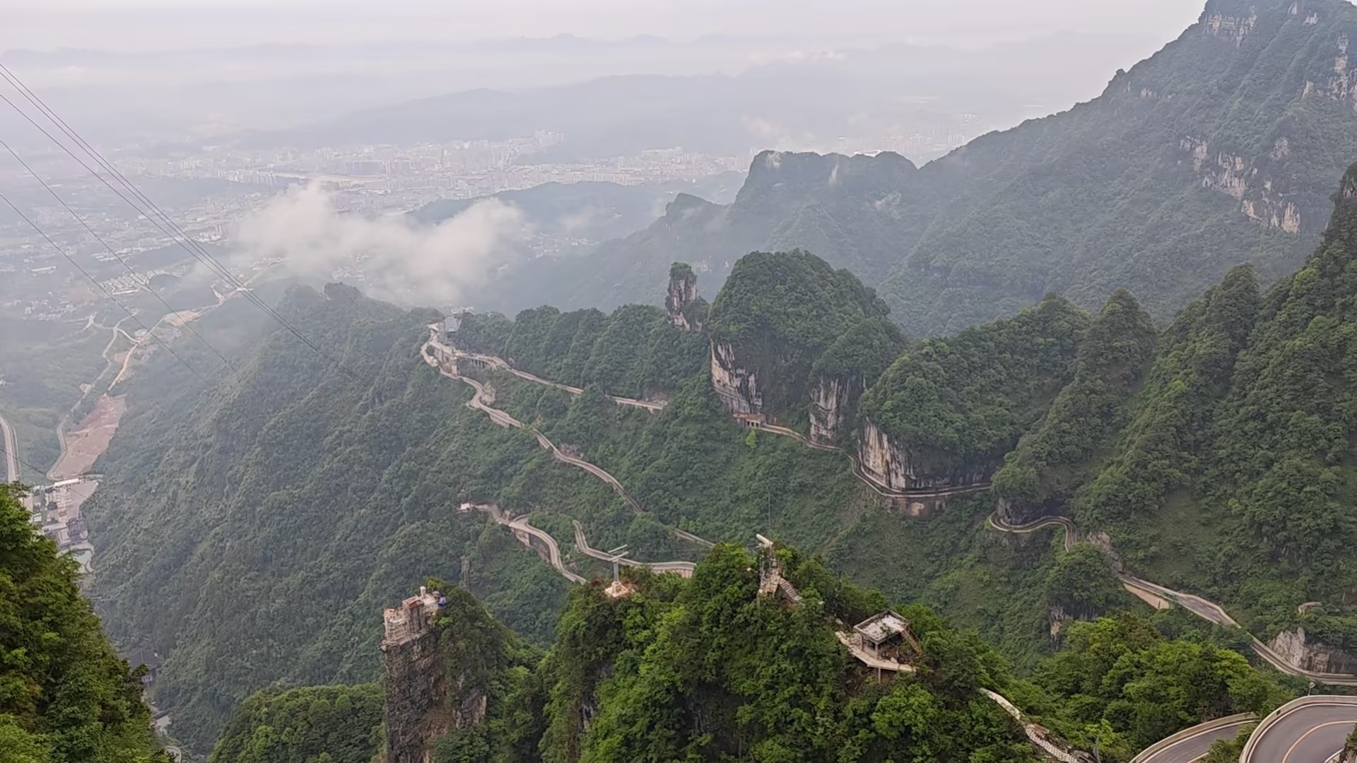 天门山全景: 天门山99道弯盘山