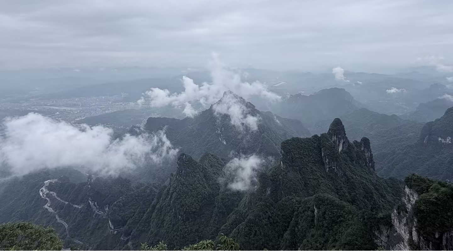 云雾缭绕的天门山，通话双方跨越约 6.3 km 山地距离