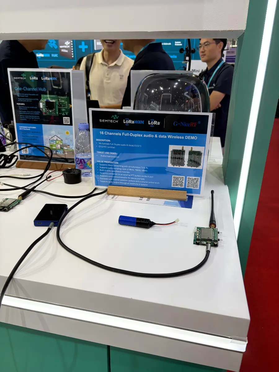 展会现场，行业观众在 Semtech 展位了解思为无线无线通信产品与应用方案